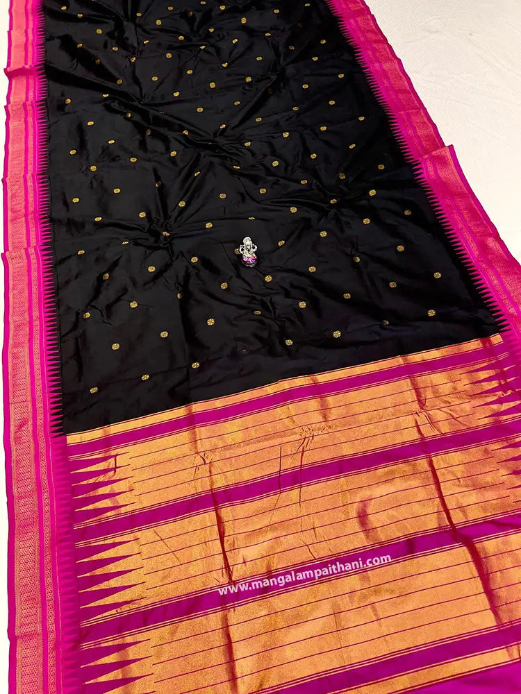 black paithani saree